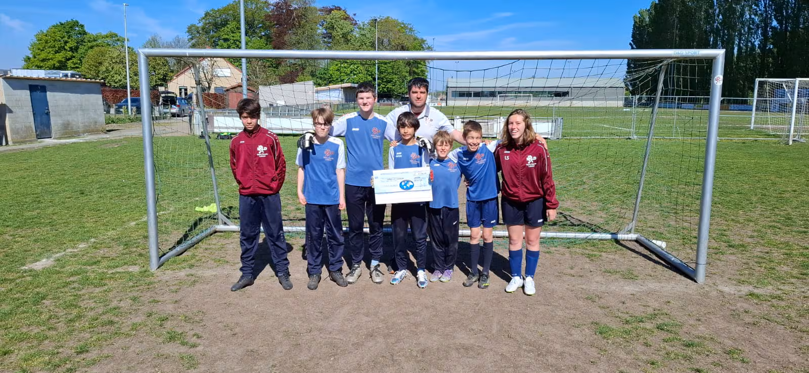 Rotary Club schenkt duizend euro aan Auti-team SKL Doorslaar